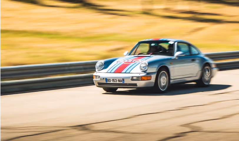 Vue de 3/4 avant d'une 964 lors d'un coaching de pilotage au circuit du Grand Sambuc