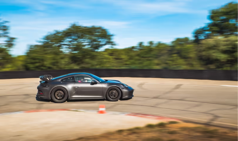 911 GT3 vue de profil sur la piste du Grand Sambuc lors d'un coaching