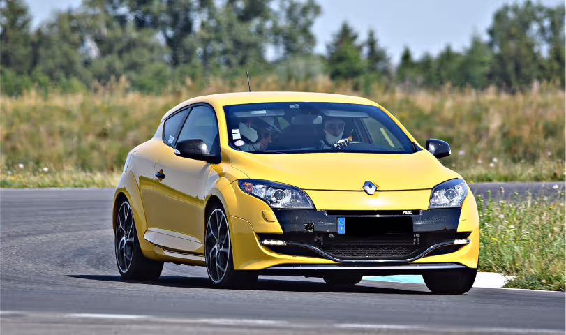 Megane 3 RS vue de face lors d'un stage de pilotage au circuit de Bresse