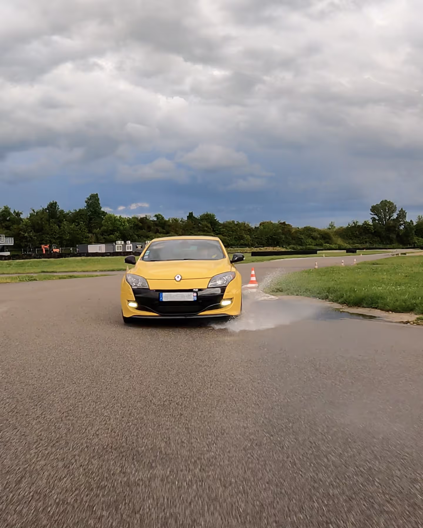 Megane 3 RS vue de face lors d'un stage de pilotage au circuit du Bugey