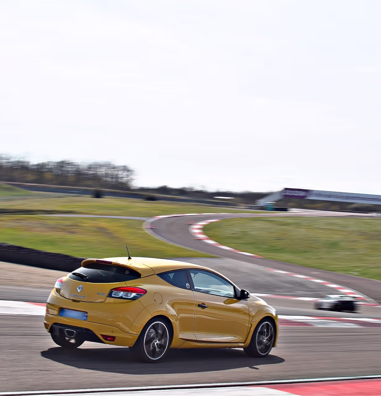 Megane 3 RS vue de 3/4 arrière lors d'un stage de pilotage au circuit de Dijon Prenois
