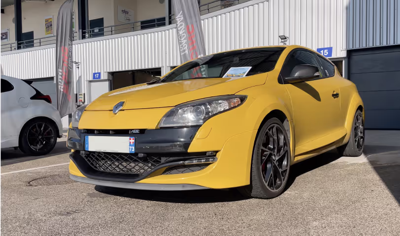 Megane 3 RS vue de 3/4 face dans les paddocks du circuit du Dijon Prenois lors d'un stage de pilotage