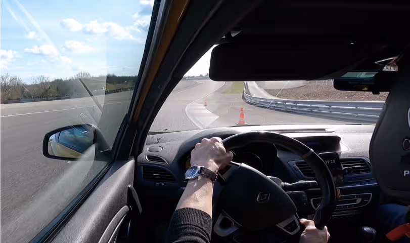 Vue de l'intérieur dans une Megane 3 RS lors d'un stage de pilotage au circuit de Dijon Prenois