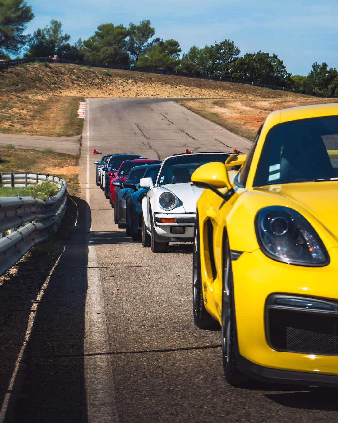 Alignement de Porsche lors d'un coaching sur le circuit du Grand Sambuc